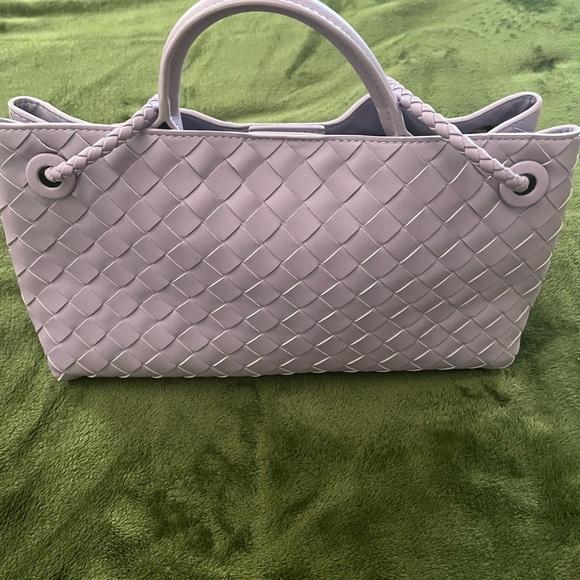 Bottega Veneta inspired  Woven Handbag in light purple with Gold Accent - Picture 5 of 12